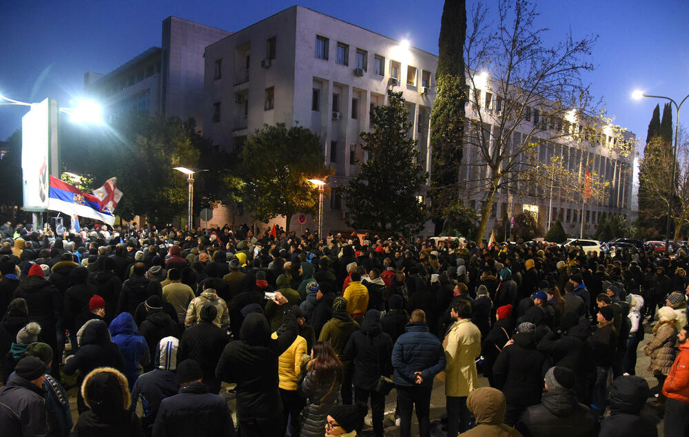 <p>Dok se Spajić obraćao novinarima, građani su skandirali "osnivajte partiju"</p>