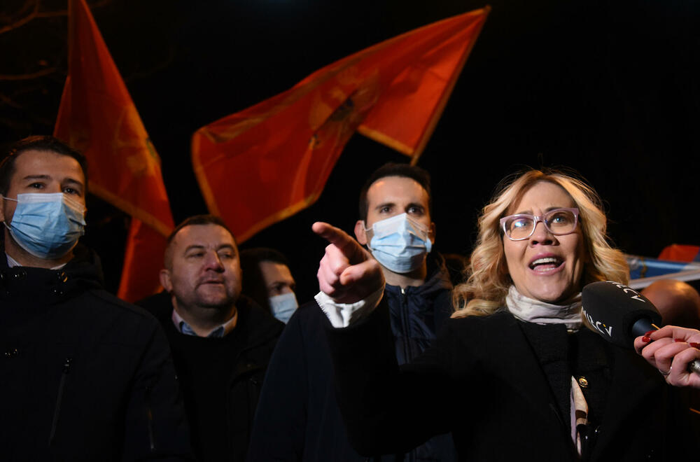 <p>Dok se Spajić obraćao novinarima, građani su skandirali "osnivajte partiju"</p>