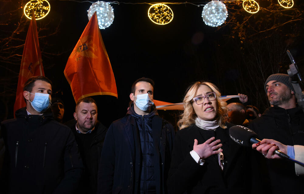 <p>Dok se Spajić obraćao novinarima, građani su skandirali "osnivajte partiju"</p>