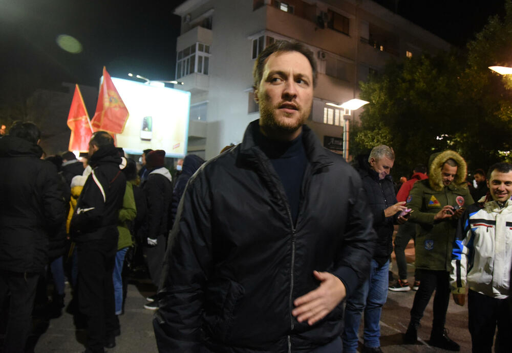 <p>Dok se Spajić obraćao novinarima, građani su skandirali "osnivajte partiju"</p>