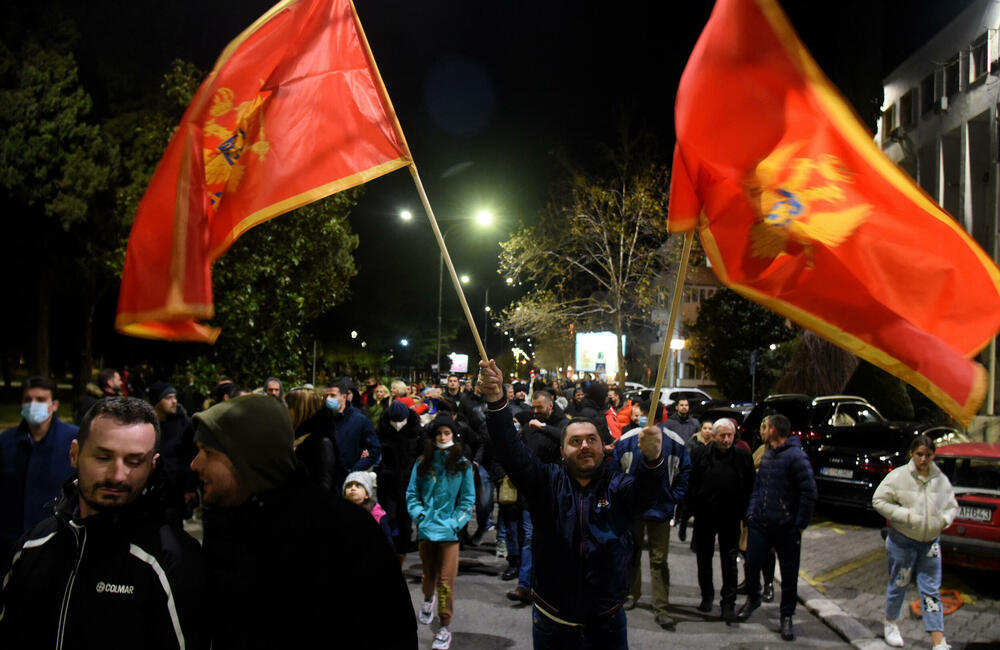 <p>Dok se Spajić obraćao novinarima, građani su skandirali "osnivajte partiju"</p>