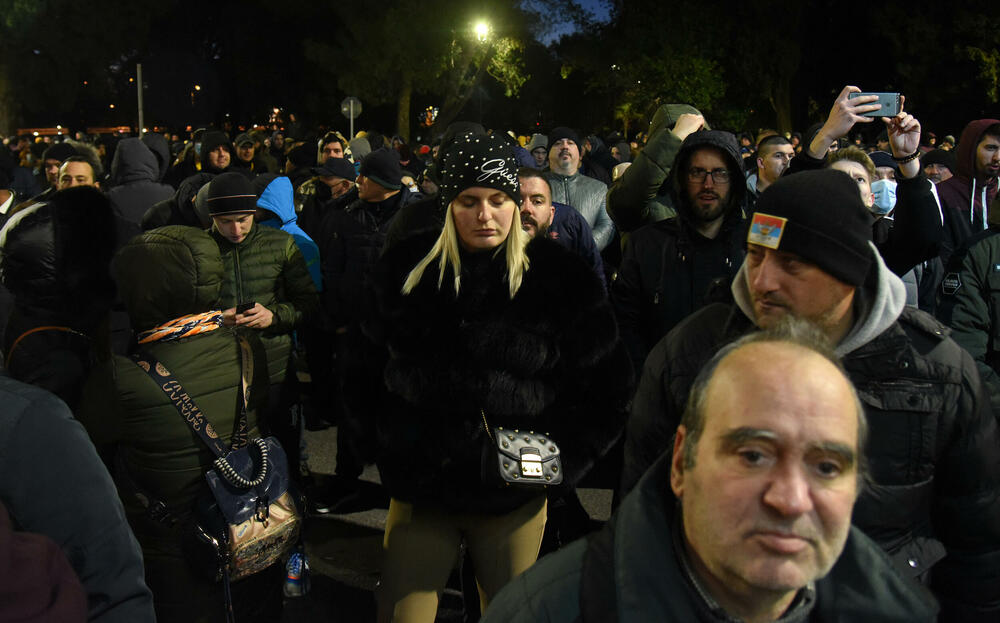 <p>Dok se Spajić obraćao novinarima, građani su skandirali "osnivajte partiju"</p>