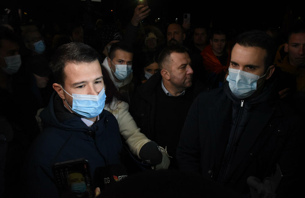 <p>Dok se Spajić obraćao novinarima, građani su skandirali "osnivajte partiju"</p>