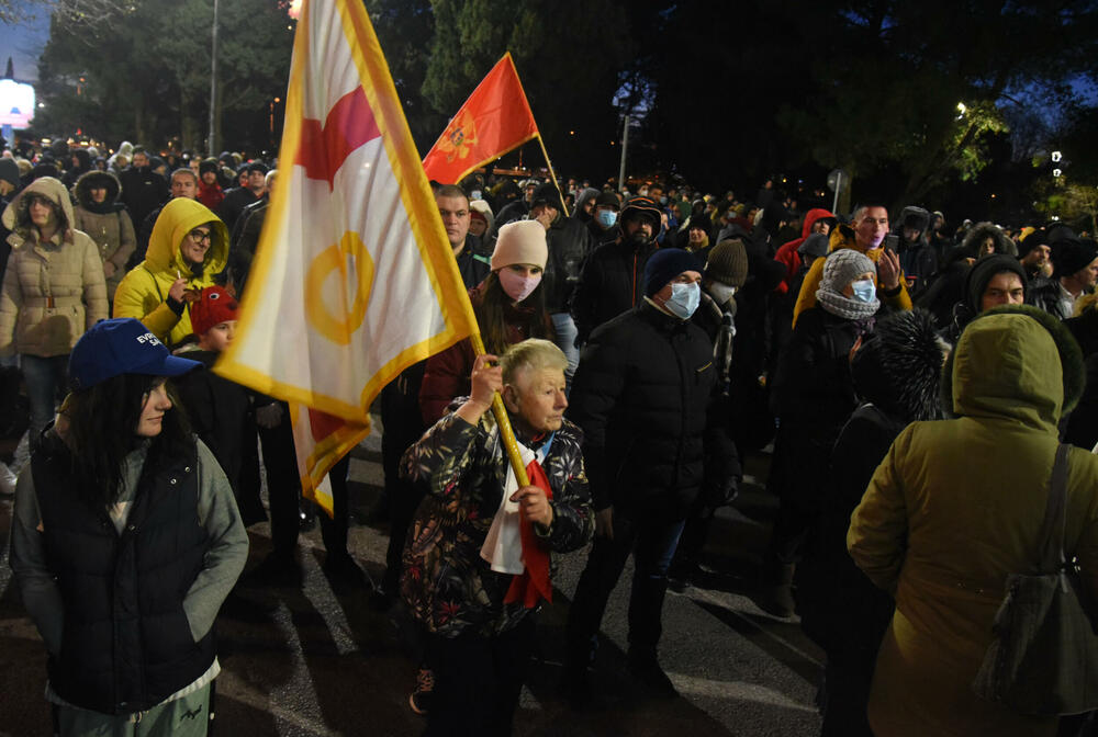 <p>Dok se Spajić obraćao novinarima, građani su skandirali "osnivajte partiju"</p>