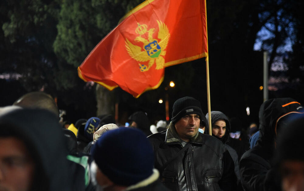 <p>Dok se Spajić obraćao novinarima, građani su skandirali "osnivajte partiju"</p>