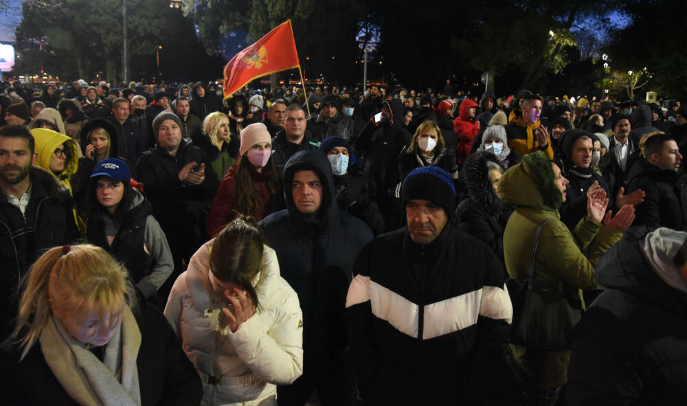 <p>Dok se Spajić obraćao novinarima, građani su skandirali "osnivajte partiju"</p>