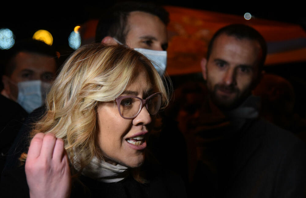 <p>Dok se Spajić obraćao novinarima, građani su skandirali "osnivajte partiju"</p>