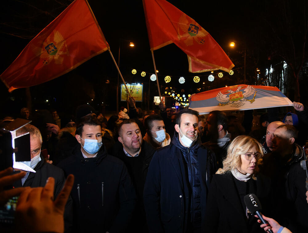 <p>Dok se Spajić obraćao novinarima, građani su skandirali "osnivajte partiju"</p>