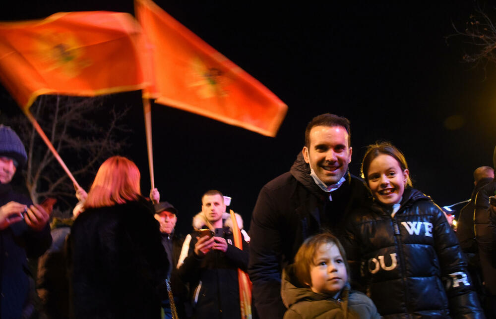 <p>Dok se Spajić obraćao novinarima, građani su skandirali "osnivajte partiju"</p>