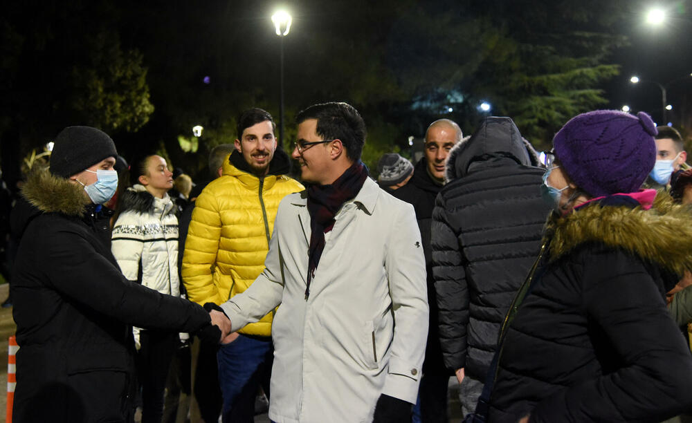 <p>Dok se Spajić obraćao novinarima, građani su skandirali "osnivajte partiju"</p>