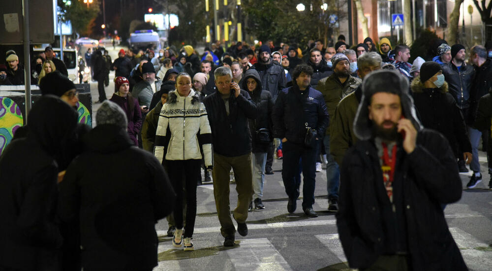 <p>Dok se Spajić obraćao novinarima, građani su skandirali "osnivajte partiju"</p>