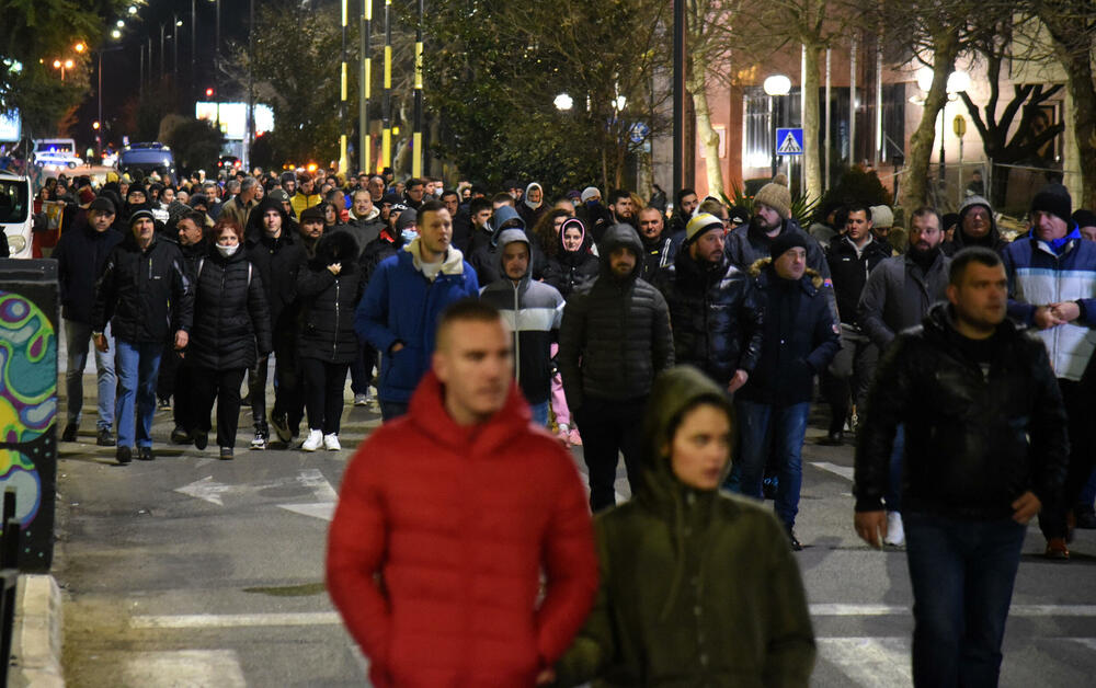 <p>Dok se Spajić obraćao novinarima, građani su skandirali "osnivajte partiju"</p>