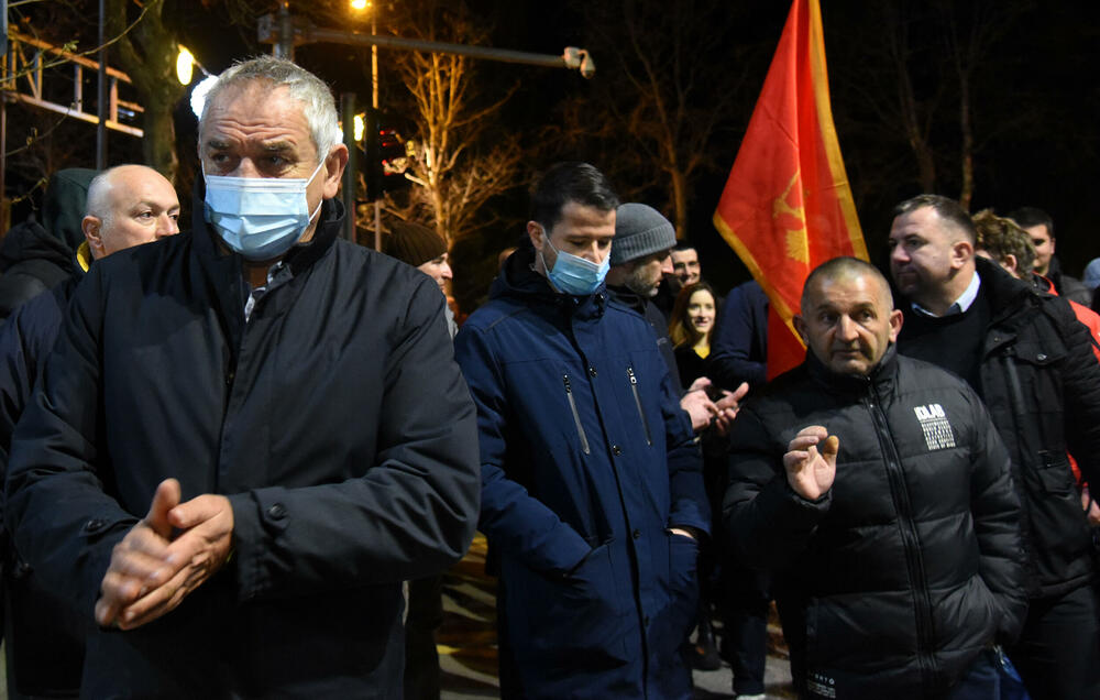 <p>Dok se Spajić obraćao novinarima, građani su skandirali "osnivajte partiju"</p>