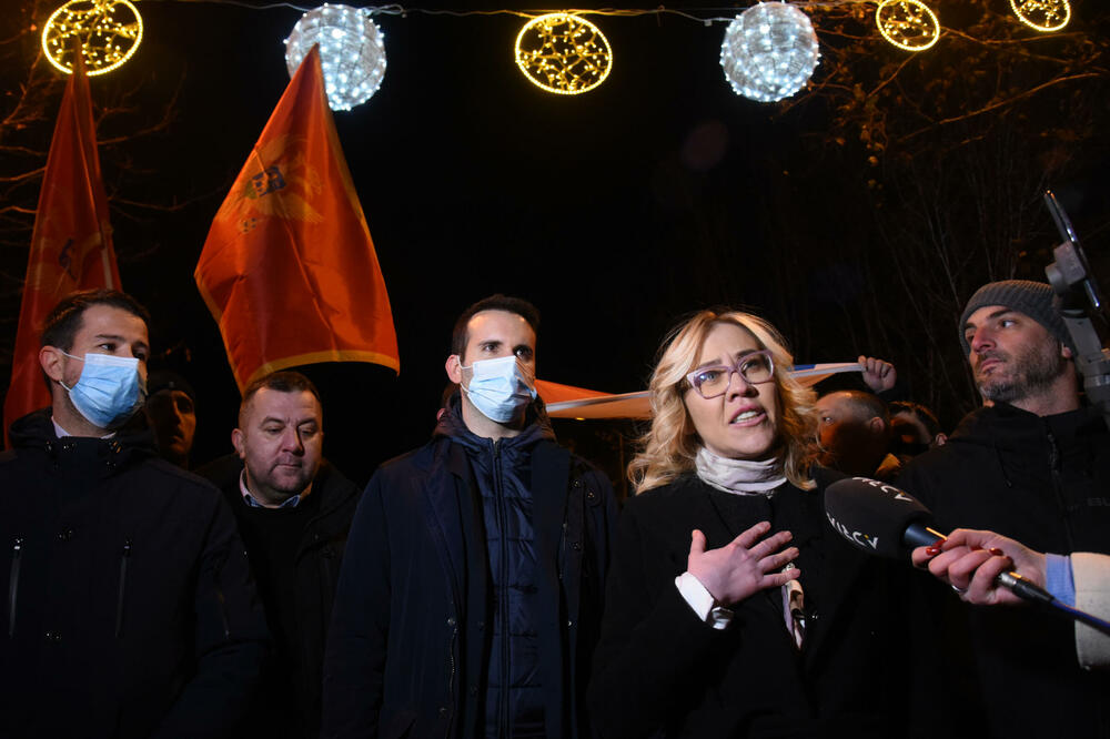 Bratić govori na večerašnjem protestu, Foto: Boris Pejović