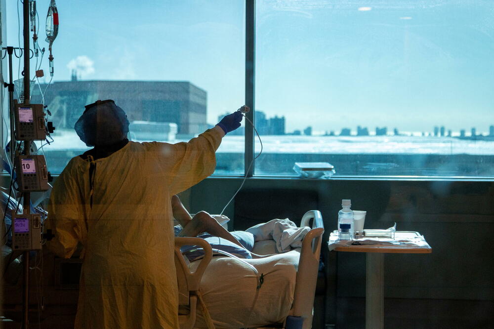 Medicinska sestra pored pacijenta zaraženog omikron sojem: Detalj iz jedne bolnice, Foto: Reuters