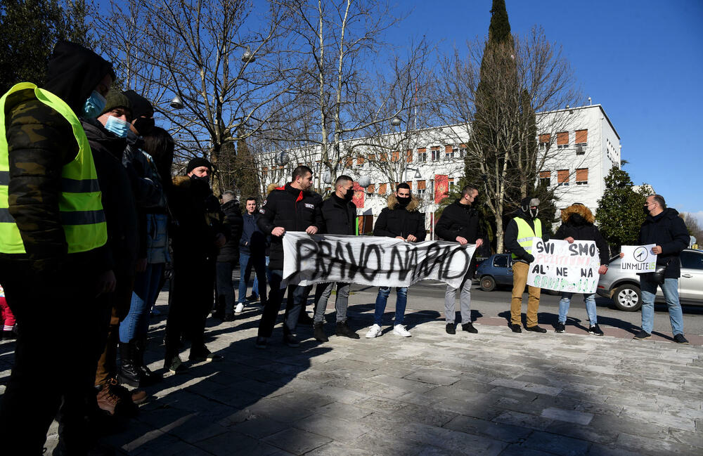 <p>Za razliku od prošle godine, ovoga puta nije bilo pjesme, a nije poštovana ni propisana distanca</p>