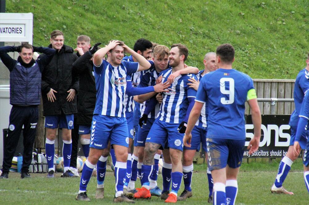 Saigrači u nevjerici čestitaju Babingtonu, Foto: Clevedon Town