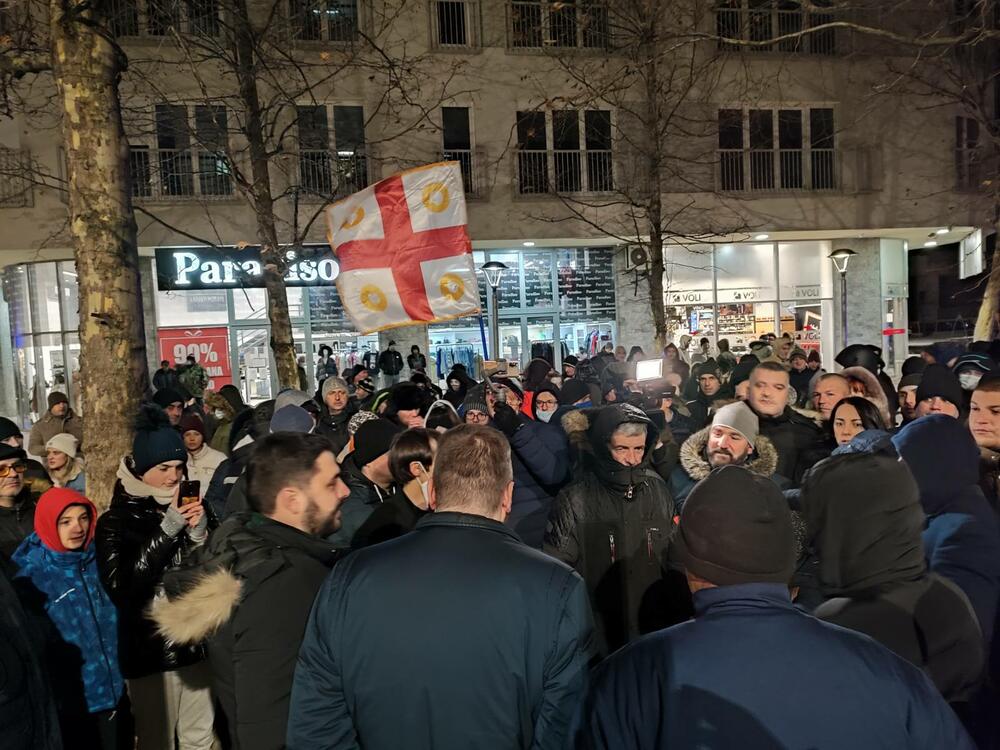 <p>Okupljani građani tvrde da na ovaj način brane izbornu volju</p>
