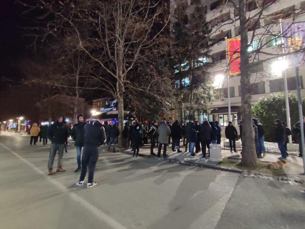 <p>Okupljani građani tvrde da na ovaj način brane izbornu volju</p>