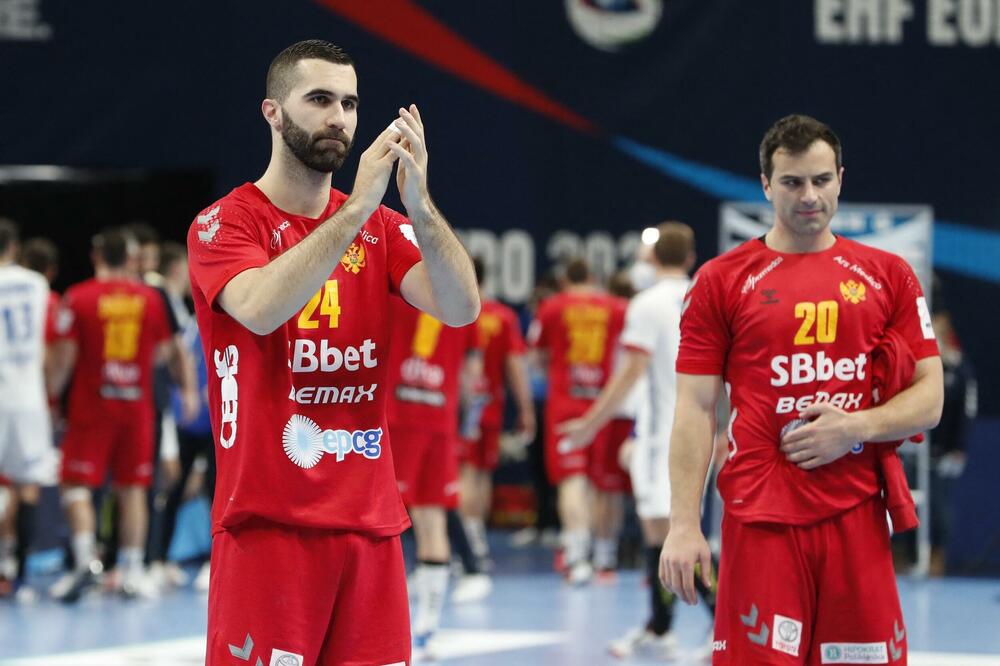 Miloš Božović i Stevan Vujović pozdravljaju navijače nakon utakmice, Foto: Reuters