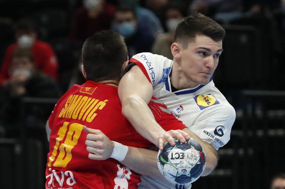 Nebojša Simović drži Ajmerika Mina na sinoćnjem meču, Foto: Reuters