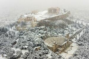Grčka: Sniježna oluja pogodila Atinu, hiljade vozača zaglavljeno