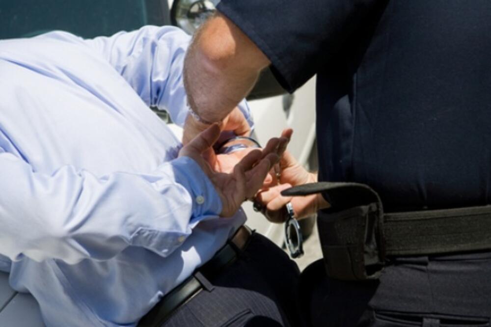 Cetinjanin pao sa falsifikovanim dokumentima (Ilustracija, Foto: SHUTTERSTOCK.COM