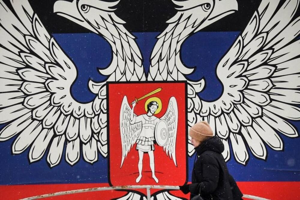Grb nepriznate Donjecke Narodne Republike je uobičajeno obeležje u oblasti pod kontrolom pobunjenika, Foto: ALEXANDER NEMENOV/AFP