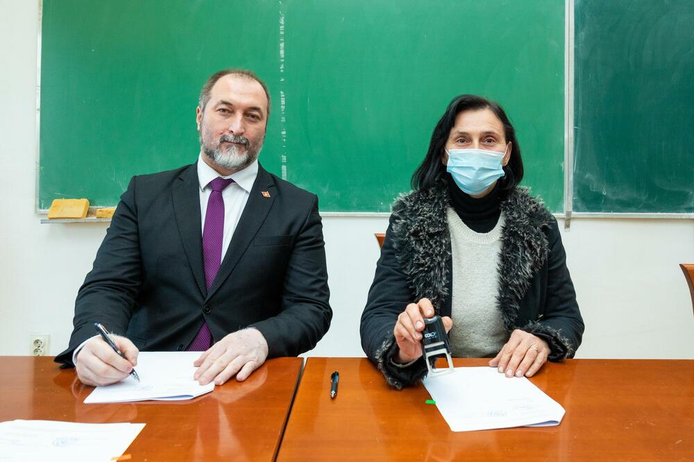 Stijović (lijevo) potpisuje jedan od ugovora, Foto: Ministarstvo poljoprivrede, šumarstva i vodoprivrede
