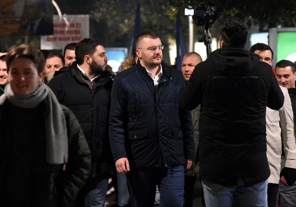 <p>Poslanik Demokrata Momo Koprivica najavio nova okupljanja, poručujući da prekrajanje izborne volje može sprovesti "samo onaj ko je debelo umiješan u korupciju"; Predsjednik PIR-a Momo Joksimović pozvao lidere parlamentarne većine da dogovorom riješe krizu vlasti</p>  <div contenteditable="false" tabindex="-1"> </div>