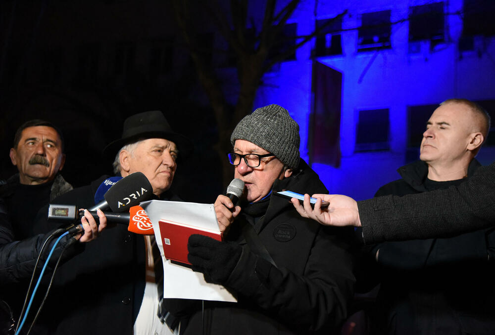 <p>Poslanik Demokrata Momo Koprivica najavio nova okupljanja, poručujući da prekrajanje izborne volje može sprovesti "samo onaj ko je debelo umiješan u korupciju"; Predsjednik PIR-a Momo Joksimović pozvao lidere parlamentarne većine da dogovorom riješe krizu vlasti</p>  <div contenteditable="false" tabindex="-1"> </div>