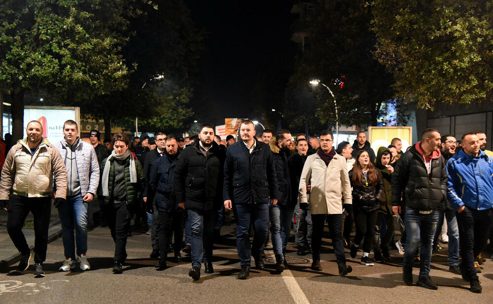 <p>Poslanik Demokrata Momo Koprivica najavio nova okupljanja, poručujući da prekrajanje izborne volje može sprovesti "samo onaj ko je debelo umiješan u korupciju"; Predsjednik PIR-a Momo Joksimović pozvao lidere parlamentarne većine da dogovorom riješe krizu vlasti</p>  <div contenteditable="false" tabindex="-1"> </div>