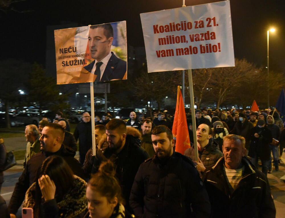 <p>Poslanik Demokrata Momo Koprivica najavio nova okupljanja, poručujući da prekrajanje izborne volje može sprovesti "samo onaj ko je debelo umiješan u korupciju"; Predsjednik PIR-a Momo Joksimović pozvao lidere parlamentarne većine da dogovorom riješe krizu vlasti</p>  <div contenteditable="false" tabindex="-1"> </div>