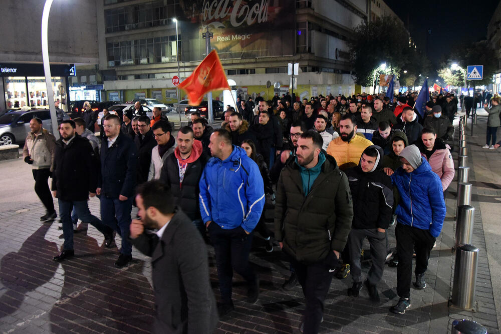 <p>Poslanik Demokrata Momo Koprivica najavio nova okupljanja, poručujući da prekrajanje izborne volje može sprovesti "samo onaj ko je debelo umiješan u korupciju"; Predsjednik PIR-a Momo Joksimović pozvao lidere parlamentarne većine da dogovorom riješe krizu vlasti</p>  <div contenteditable="false" tabindex="-1"> </div>