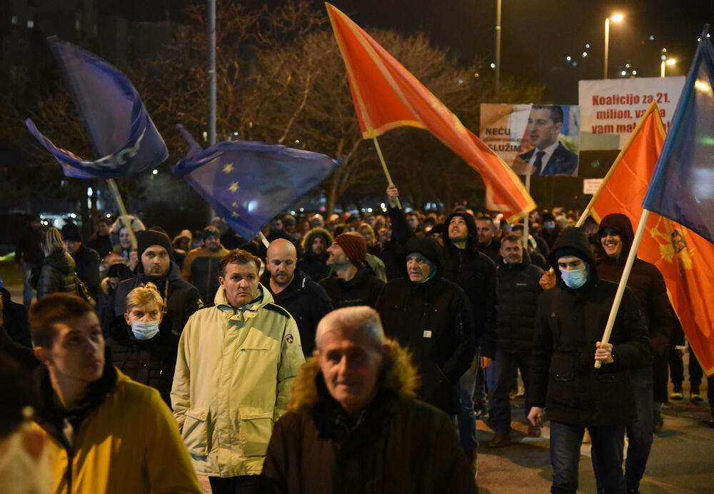 <p>Poslanik Demokrata Momo Koprivica najavio nova okupljanja, poručujući da prekrajanje izborne volje može sprovesti "samo onaj ko je debelo umiješan u korupciju"; Predsjednik PIR-a Momo Joksimović pozvao lidere parlamentarne većine da dogovorom riješe krizu vlasti</p>  <div contenteditable="false" tabindex="-1"> </div>