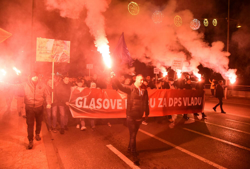 <p>Poslanik Demokrata Momo Koprivica najavio nova okupljanja, poručujući da prekrajanje izborne volje može sprovesti "samo onaj ko je debelo umiješan u korupciju"; Predsjednik PIR-a Momo Joksimović pozvao lidere parlamentarne većine da dogovorom riješe krizu vlasti</p>  <div contenteditable="false" tabindex="-1"> </div>