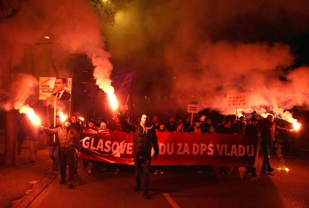 <p>Poslanik Demokrata Momo Koprivica najavio nova okupljanja, poručujući da prekrajanje izborne volje može sprovesti "samo onaj ko je debelo umiješan u korupciju"; Predsjednik PIR-a Momo Joksimović pozvao lidere parlamentarne većine da dogovorom riješe krizu vlasti</p>  <div contenteditable="false" tabindex="-1"> </div>