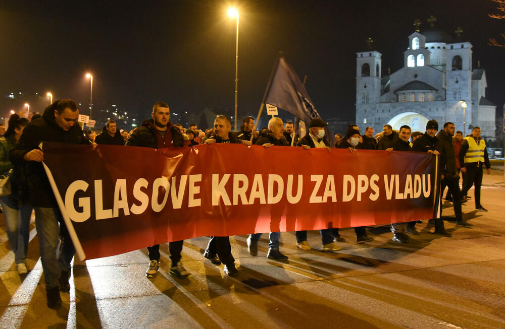 <p>Poslanik Demokrata Momo Koprivica najavio nova okupljanja, poručujući da prekrajanje izborne volje može sprovesti "samo onaj ko je debelo umiješan u korupciju"; Predsjednik PIR-a Momo Joksimović pozvao lidere parlamentarne većine da dogovorom riješe krizu vlasti</p>  <div contenteditable="false" tabindex="-1"> </div>