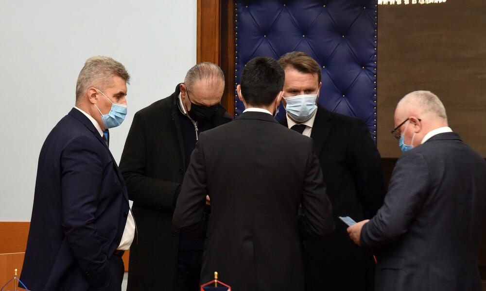 <p>Ambasadori su na sastanku sa predstavnicima parlamnetarne opozicije poručili da je ključ države - stabilnost, a da podržavaju sve one koji žele da kroz dijalog i dogovor riešavaju sve probleme, saopšteno je iz SDP-a.</p>