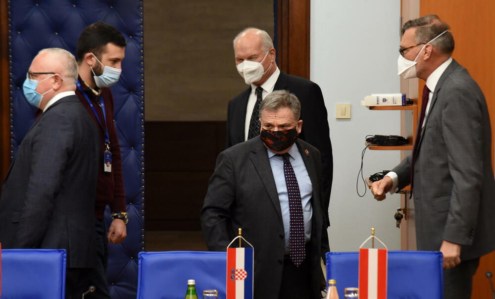 <p>Ambasadori su na sastanku sa predstavnicima parlamnetarne opozicije poručili da je ključ države - stabilnost, a da podržavaju sve one koji žele da kroz dijalog i dogovor riešavaju sve probleme, saopšteno je iz SDP-a.</p>