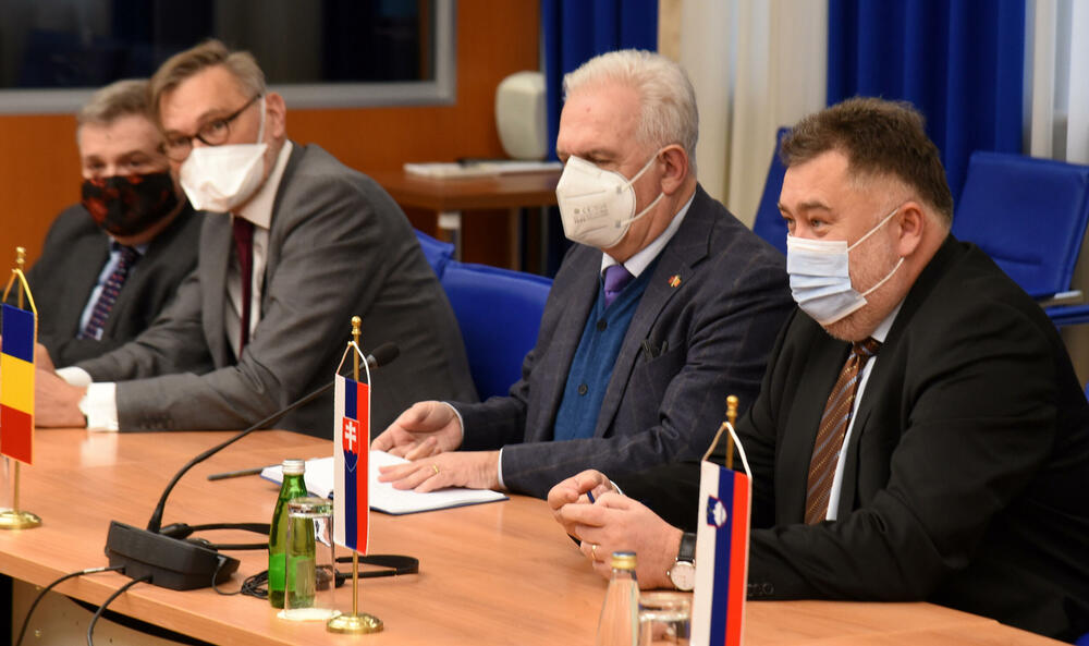 <p>Ambasadori su na sastanku sa predstavnicima parlamnetarne opozicije poručili da je ključ države - stabilnost, a da podržavaju sve one koji žele da kroz dijalog i dogovor riešavaju sve probleme, saopšteno je iz SDP-a.</p>