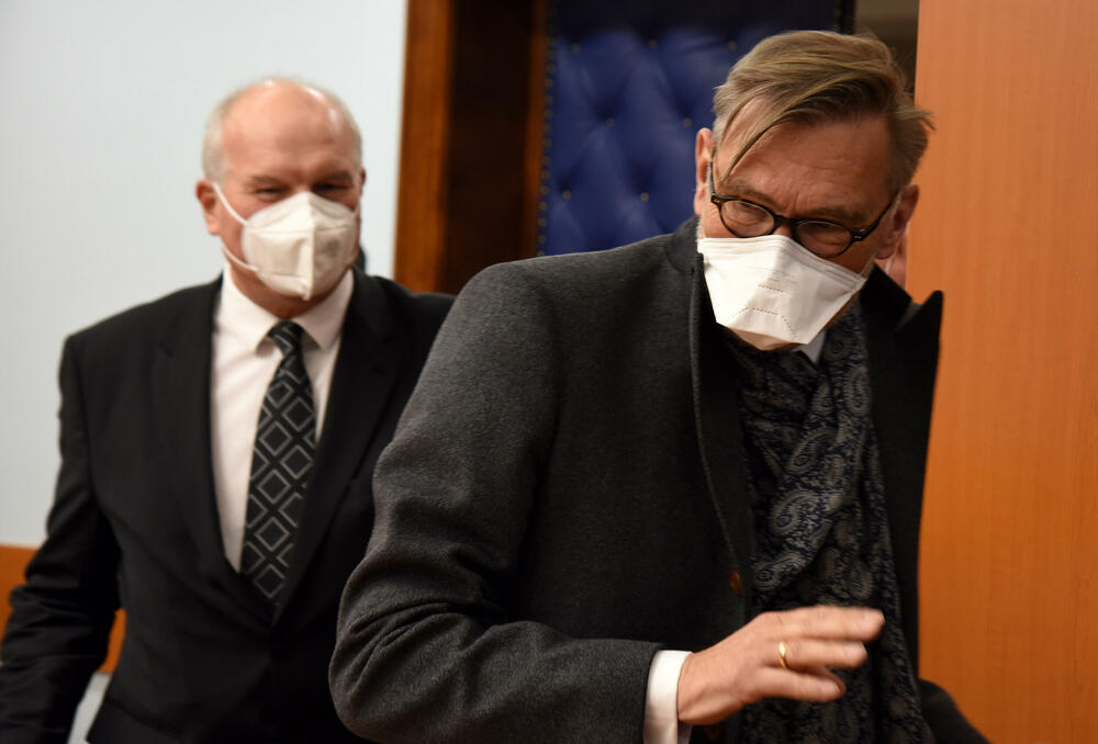 <p>Ambasadori su na sastanku sa predstavnicima parlamnetarne opozicije poručili da je ključ države - stabilnost, a da podržavaju sve one koji žele da kroz dijalog i dogovor riešavaju sve probleme, saopšteno je iz SDP-a.</p>