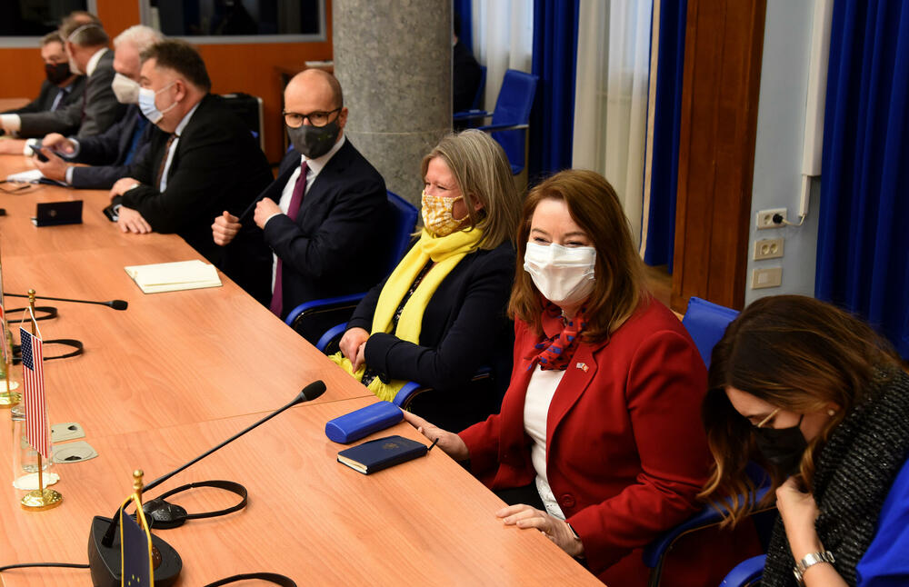 <p>Ambasadori su na sastanku sa predstavnicima parlamnetarne opozicije poručili da je ključ države - stabilnost, a da podržavaju sve one koji žele da kroz dijalog i dogovor riešavaju sve probleme, saopšteno je iz SDP-a.</p>