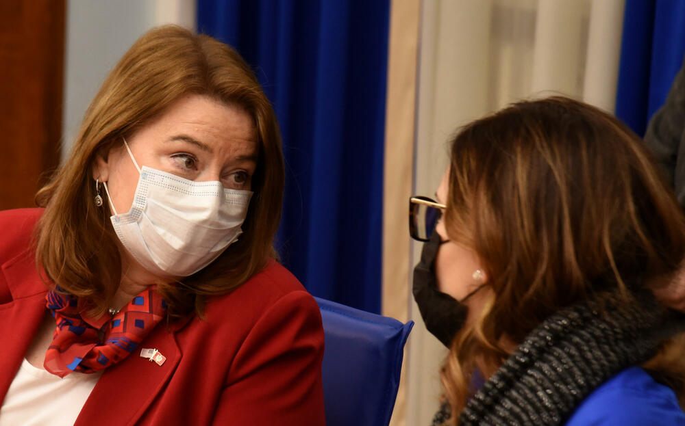 <p>Ambasadori su na sastanku sa predstavnicima parlamnetarne opozicije poručili da je ključ države - stabilnost, a da podržavaju sve one koji žele da kroz dijalog i dogovor riešavaju sve probleme, saopšteno je iz SDP-a.</p>