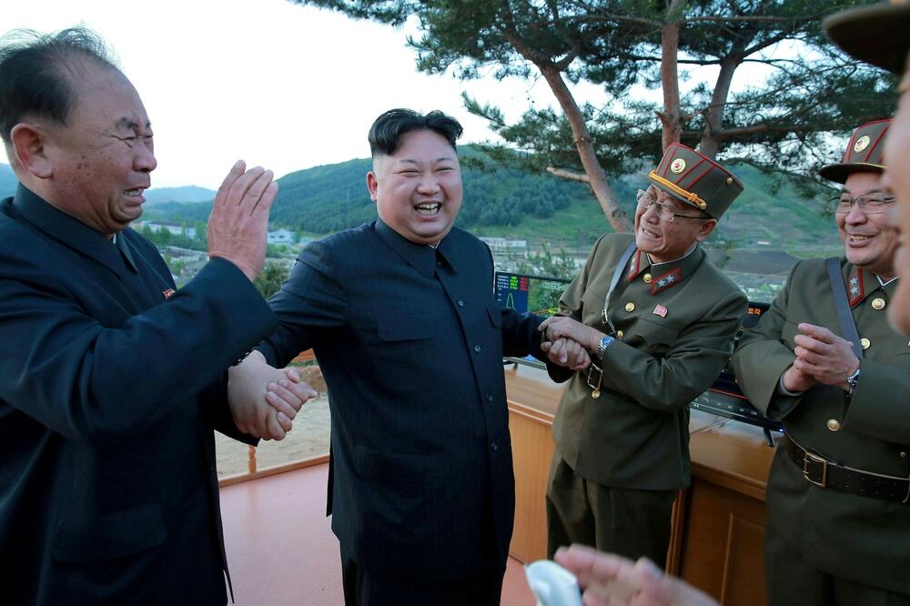 Ri Pjong Čol (lijevo) sa sjevernokorejskim liderom, Foto: Rojters