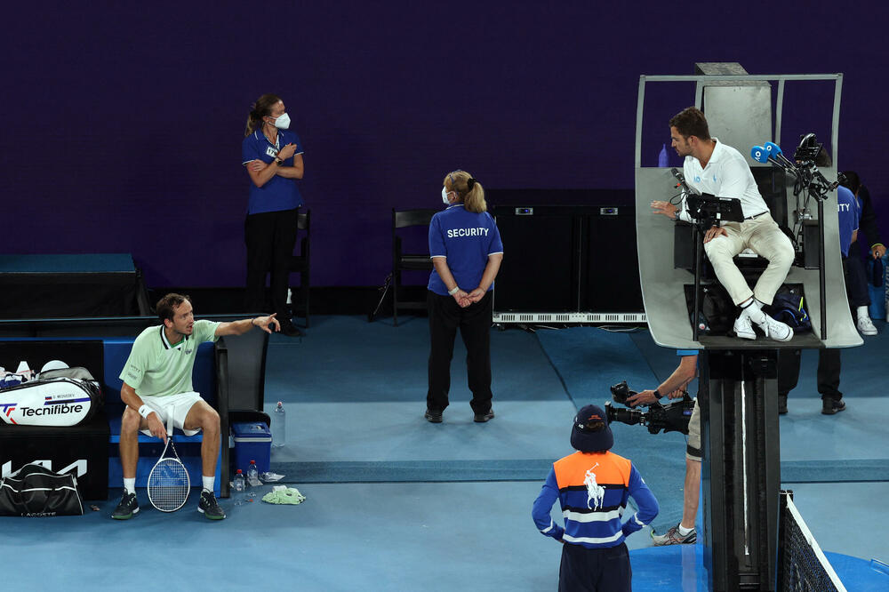 Medvedev u razgovoru sa sudijom, Foto: Reuters