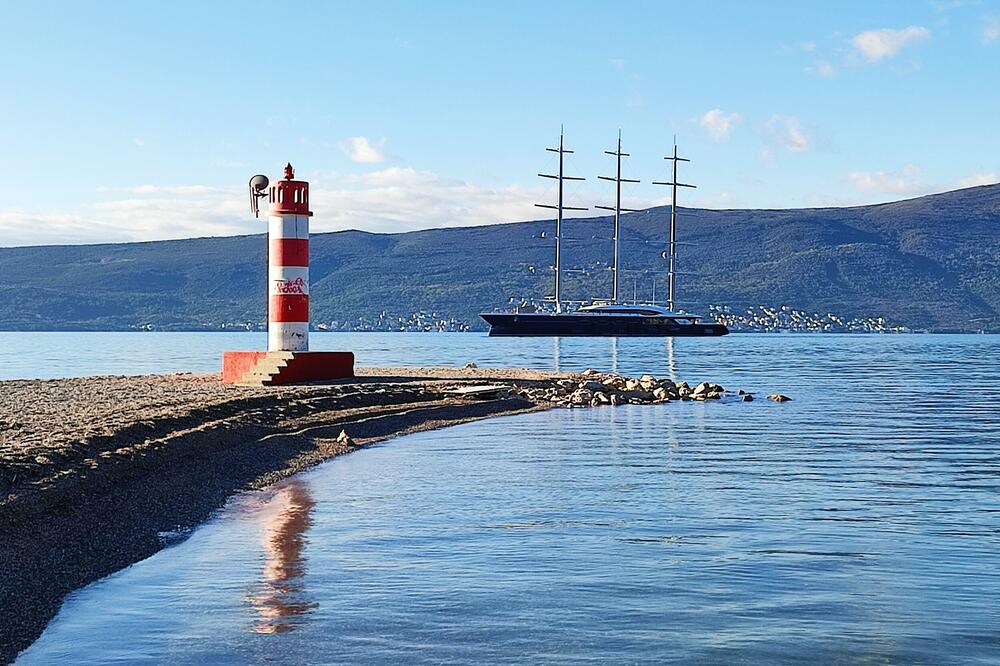Svetionik i jahta u Boki, Foto: Siniša Luković