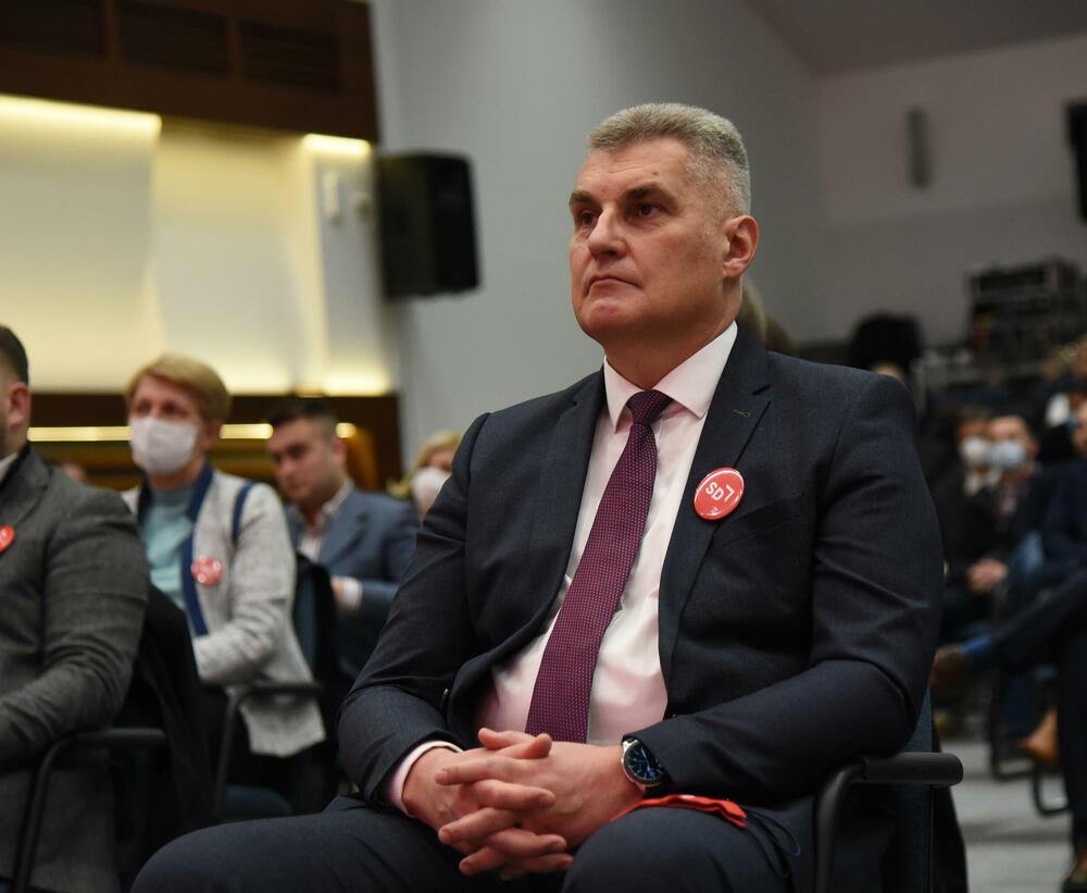 <p>Na kongresu je saopšteno da je Šehovića podržalo 437 delegata, odnosno 98,9 odsto</p>