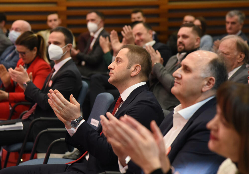 <p>Na kongresu je saopšteno da je Šehovića podržalo 437 delegata, odnosno 98,9 odsto</p>