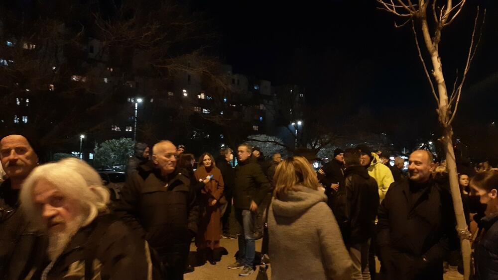 <p>Među okupljenim građanima su i funkcioneri Demokratske Crne Gore, Ujedinjene Crne Gore, Prave Crne Gore, kao i ministri ekonomskog razvoja i finansija i socijalnog staranja Jakov Milatović i Milojko Spajić</p>